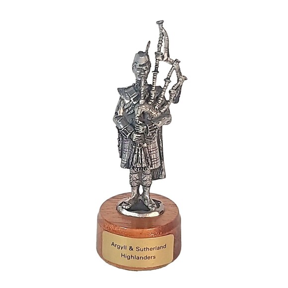 Other - Argyll Sutherland Highlanders Pipe Pewter Figurine On Wood Base Vintage